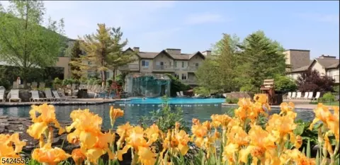 2 Chamonix Dr #413, Vernon, NJ 07462
