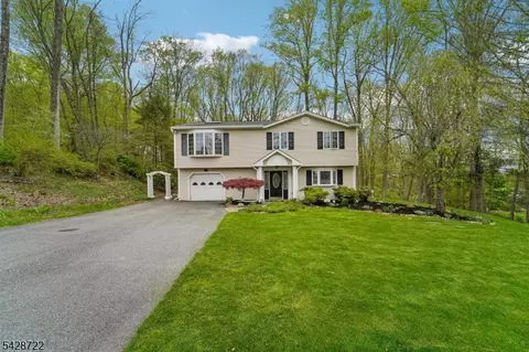 42 Scenic Dr, Green Twp, NJ 07821