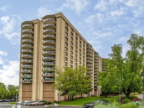 2 Claridge Dr #5EE, Verona, NJ 07044