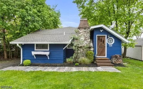 124 E Shore Trl, Sparta, NJ 07871