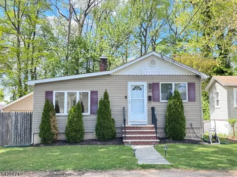 260 Greenwood Dr, Keyport, NJ 07735