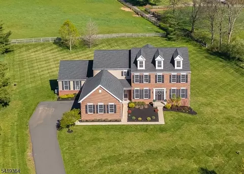 1 Belmont Ct, Pittstown, NJ 08867