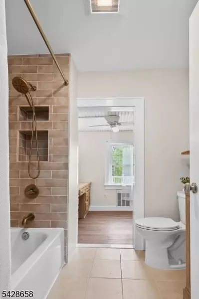 Entry Way - 349 Union Ave, Middlesex, NJ 08846 photo 4 of 4