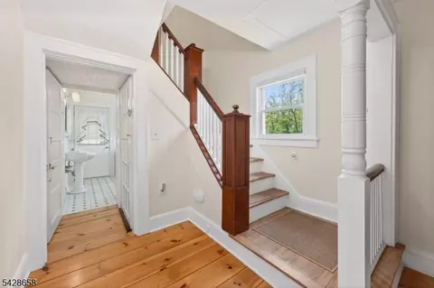 Entry Way - 349 Union Ave, Middlesex, NJ 08846 photo 2 of 4