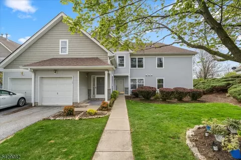13 Eagles Nest Ln, Hamburg, NJ 07419