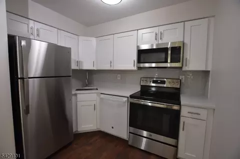 24 Sunrise Dr, Whippany, NJ 07981