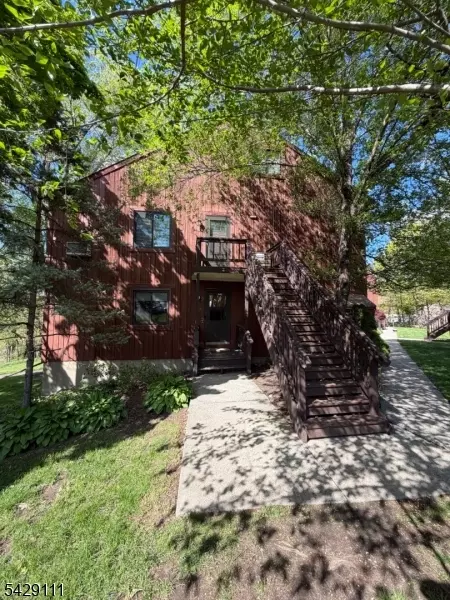 2 Falkenstein Dr #10, Vernon, NJ 07462