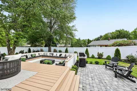 Exterior - 424 E Ridgewood Ave, Paramus, NJ 07652 photo 5 of 7