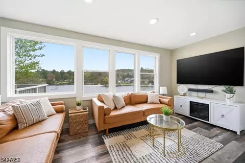 51 Goldfinch Ln, Hewitt, NJ 07421