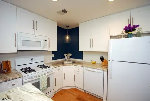 8 Henley Dr, Somerset, NJ 08873