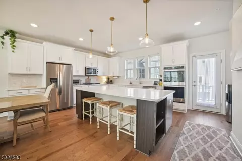 5 Marigold Ct, Warren, NJ 07059