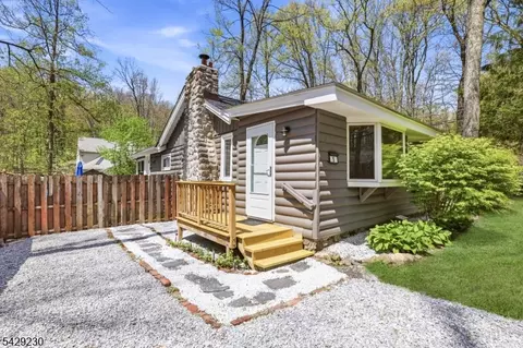 5 Sanoset Rd, Highland Lakes, NJ 07422