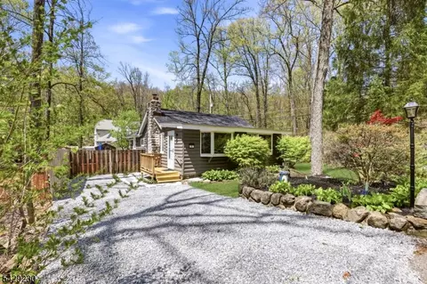 5 Sanoset Rd, Highland Lakes, NJ 07422
