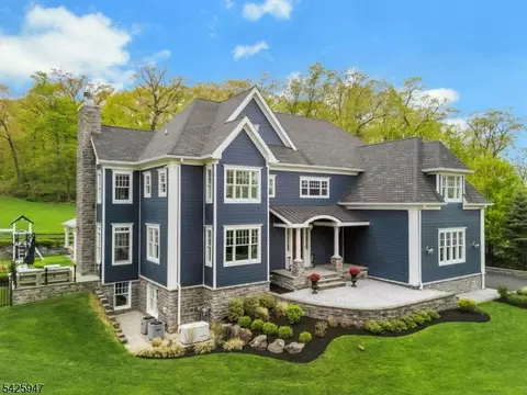 138 Oakwood Rd, Watchung, NJ 07069