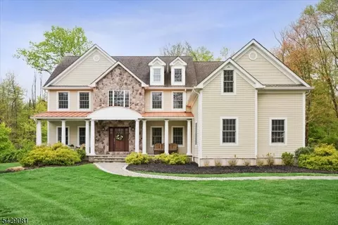 8 Forest Dr, Mendham, NJ 07945