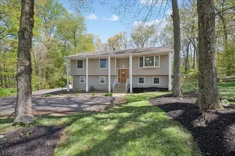 11 Knoll Dr, Rockaway, NJ 07866