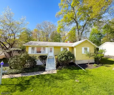 8 Dale Trl, Hopatcong, NJ 07843
