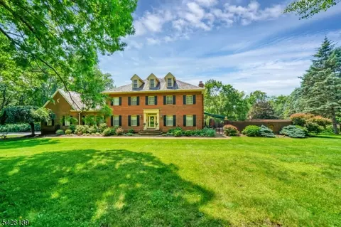 8 Chestnut St, Long Valley, NJ 07853