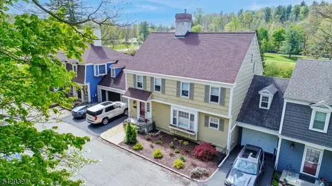2 Eaglet Gln, Hackettstown, NJ 07840