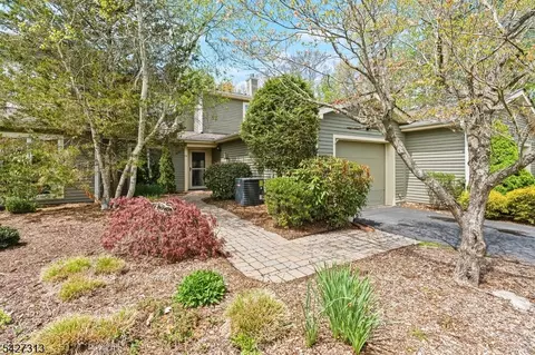 79 Old Fourth Dr, Jefferson, NJ 07438