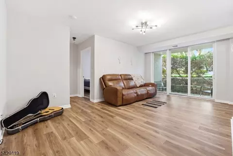 Living - 462 D River Rd #D, Nutley, NJ 07110 photo 1 of 2