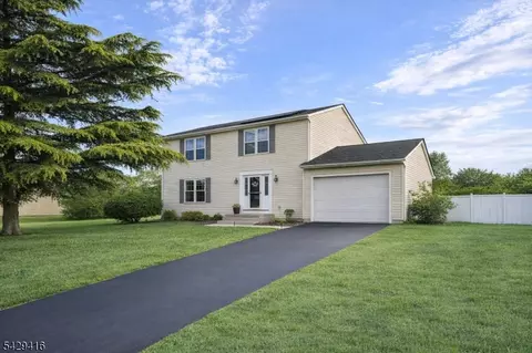 40 Jefferson Dr, Piscataway, NJ 08854
