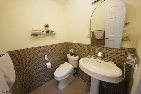 10 Queens Ln, Wayne, NJ 07470 photo 7