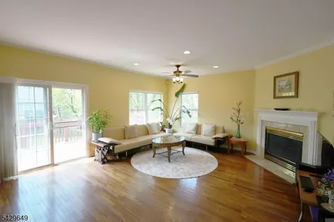 10 Queens Ln, Wayne, NJ 07470 photo 2
