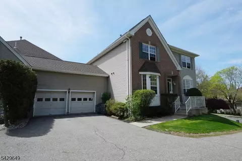 10 Queens Ln, Wayne, NJ 07470