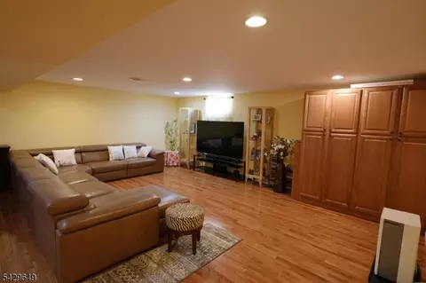 10 Queens Ln, Wayne, NJ 07470 photo 19