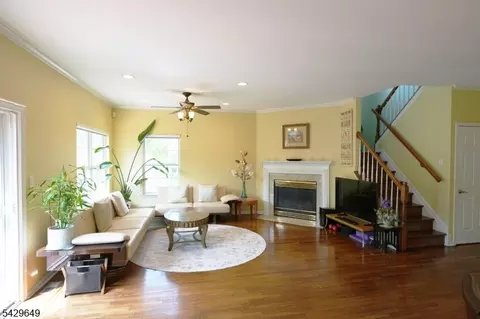 10 Queens Ln, Wayne, NJ 07470 photo 4