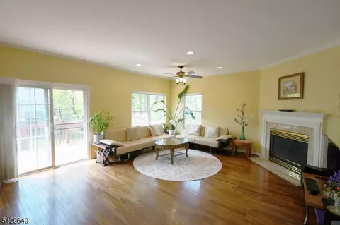 10 Queens Ln, Wayne, NJ 07470