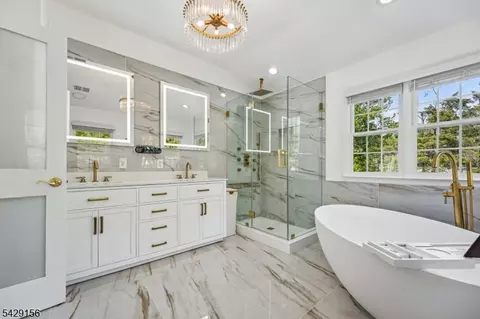 Bath - 6 Diane Ct, Wayne, NJ 07470 photo 2 of 4