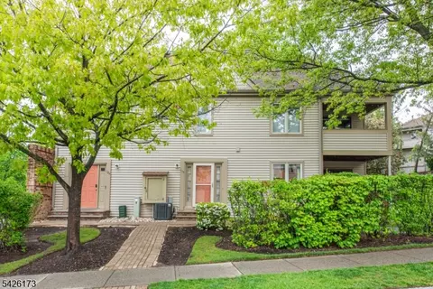 125 Sunrise Dr, Whippany, NJ 07981