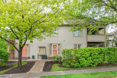 125 Sunrise Dr, Whippany, NJ 07981