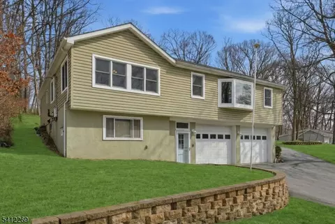 335 Elmira Trl, Hopatcong, NJ 07843