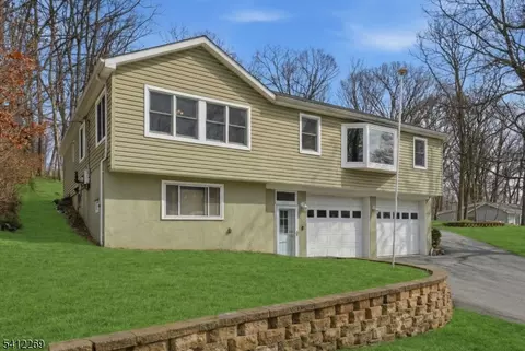 335 Elmira Trl, Hopatcong, NJ 07843