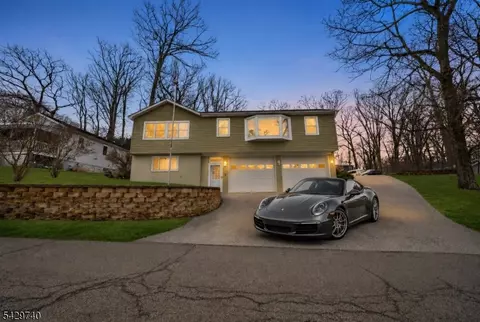 335 Elmira Trl, Hopatcong, NJ 07843