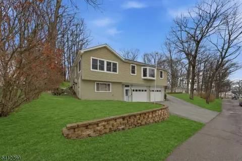 335 Elmira Trl, Hopatcong, NJ 07843