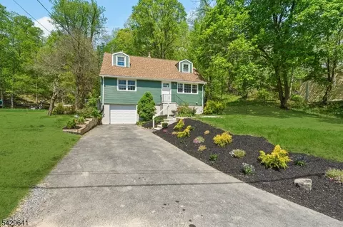 8 Andrea Dr, Vernon, NJ 07462