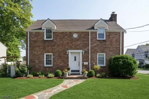 2 Lloyd Pl, Belleville, NJ 07109