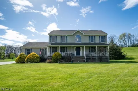 9 Carriage Ln, Hamburg, NJ 07419