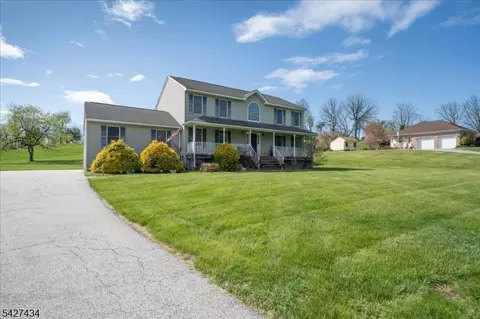 9 Carriage Ln, Hamburg, NJ 07419