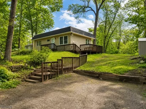 912 E Walnut Dr, Newton, NJ 07860