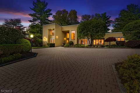 37 Hemlock Rd, Livingston, NJ 07039