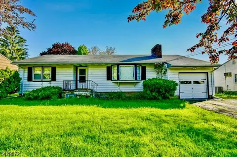 5 Gwyneth Rd, West Milford, NJ 07480