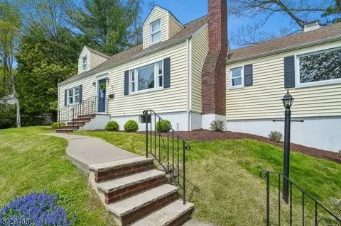 27 Dogwood Rd, Morris Plains, NJ 07950