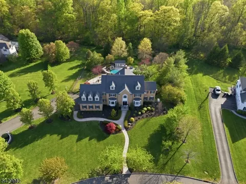 2 Hillas Ln, Chester, NJ 07930