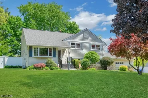 15 Maxine Dr, Morristown, NJ 07960