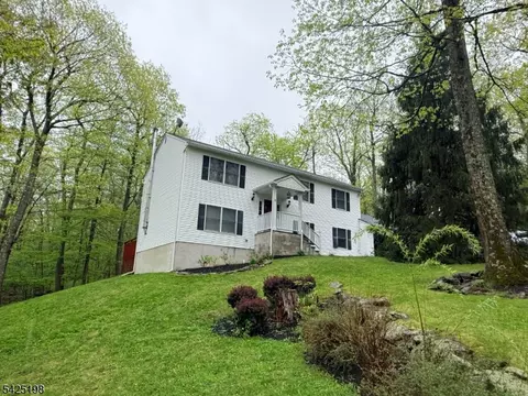 8 Cold Spring Dr, Highland Lakes, NJ 07422